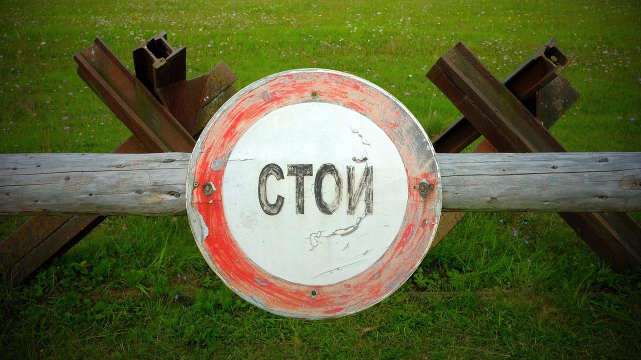 Ein Schild mit der russischen Aufschrift "Stoi" für "Halt" ist in Geisa (Thüringen) an der Landesgrenze zwischen Thüringen und Hessen am "Haus auf der Grenze" aufgestellt, in dem eine Dauerausstellung der Point Alpha Stiftung sich mit der Zeit der deutschen Teilung und der Staatsgrenze der DDR im Kalten Krieg befasst. Mit solchen Schlagbäumen wurden von 1945 bis 1952 Straßen von Ost nach West abgesperrt. Ein Schild mit der russischen Aufschrift "Stoi" für "Halt" ist in Geisa (Thüringen) an der Landesgrenze zwischen Thüringen und Hessen am "Haus auf der Grenze" aufgestellt, in dem eine Dauerausstellung der Point Alpha Stiftung sich mit der Zeit der deutschen Teilung und der Staatsgrenze der DDR im Kalten Krieg befasst. Mit solchen Schlagbäumen wurden von 1945 bis 1952 Straßen von Ost nach West abgesperrt.