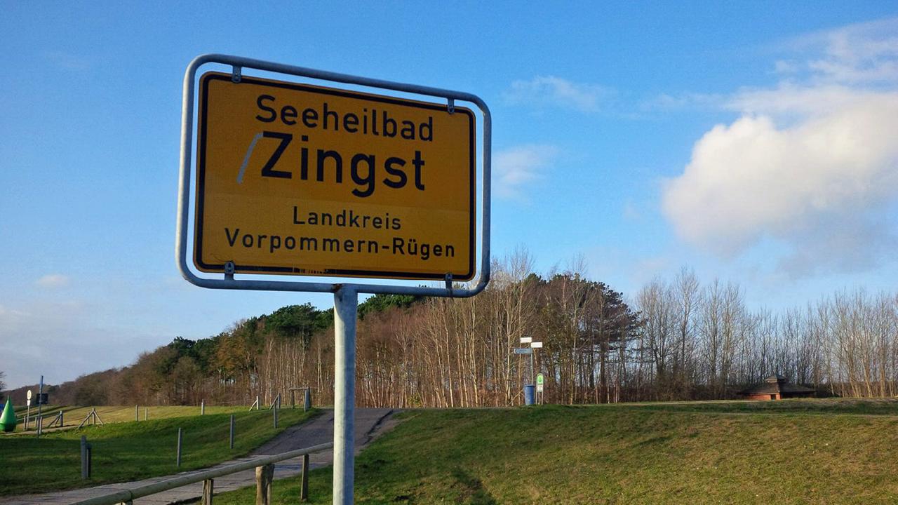 Das Ortsschild des Seeheilbads Zingst im Landkreis Vorpommern-Rügen