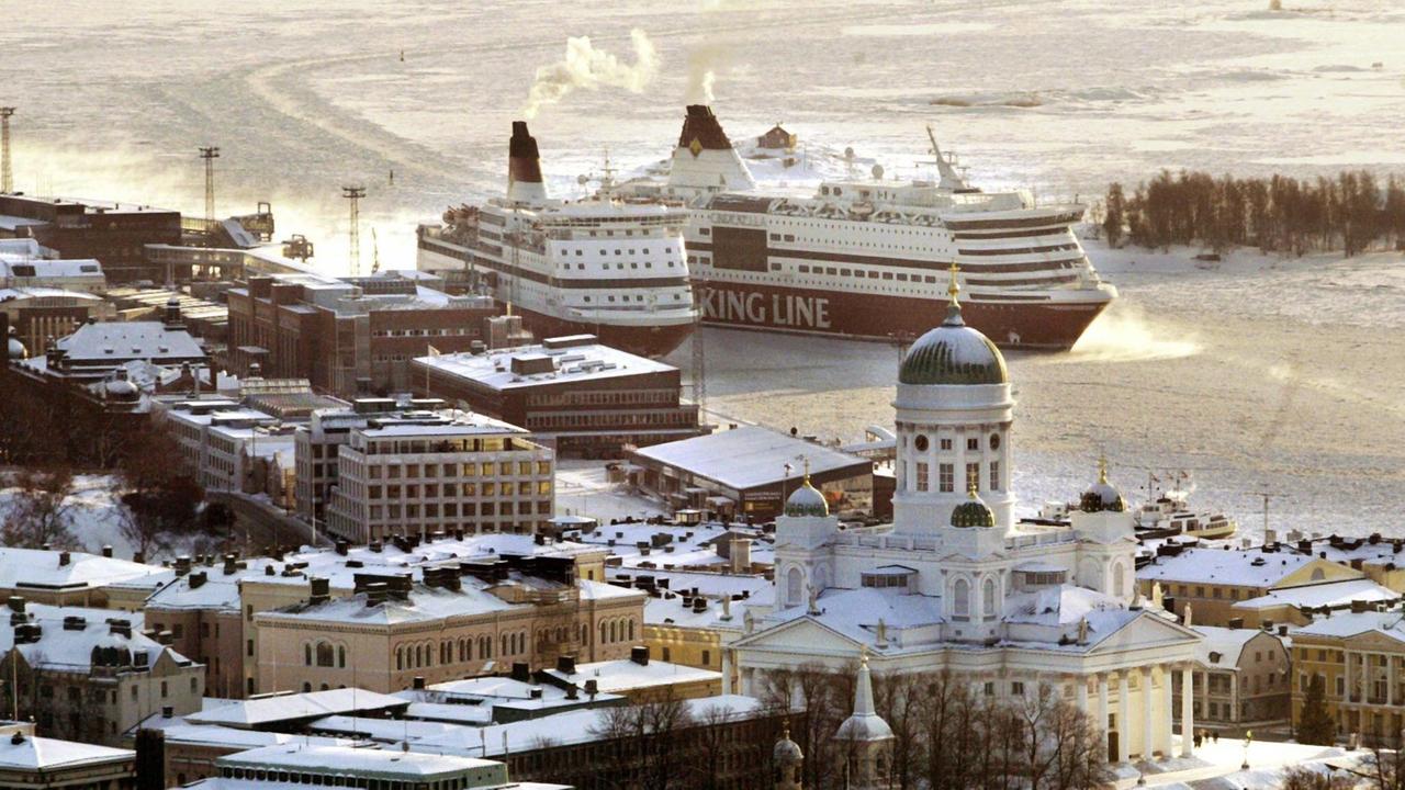 Blick aus der Luft über die Kathedrale auf Fähren an der Schiffsanlegestelle der Viking Line in Katajanokka im Zentrum von Helsinki.