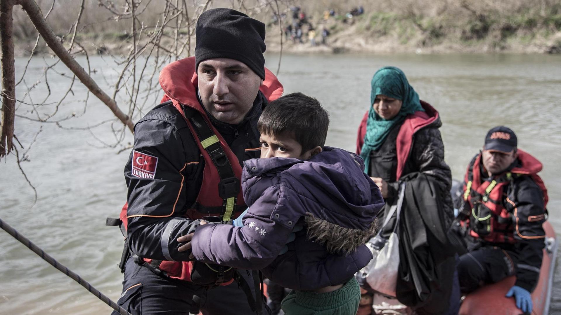 Tausende von Flüchtlingen versuchen von der Türkei aus über die EU-Grenze nach Griechenland zu gelangen. Tausende von Flüchtlingen versuchen von der Türkei aus über die EU-Grenze nach Griechenland zu gelangen.