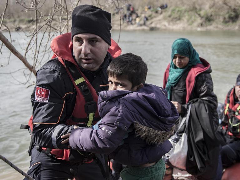 Tausende von Flüchtlingen versuchen von der Türkei aus über die EU-Grenze nach Griechenland zu gelangen.
