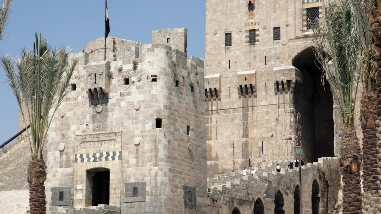 Der Eingang der Zitadelle in Aleppo (Syrien) am 17.09.2007. Die Zitadelle gehört zum Weltkulturerbe. Der Eingang der Zitadelle in Aleppo (Syrien) am 17.09.2007. Die Zitadelle gehört zum Weltkulturerbe.
