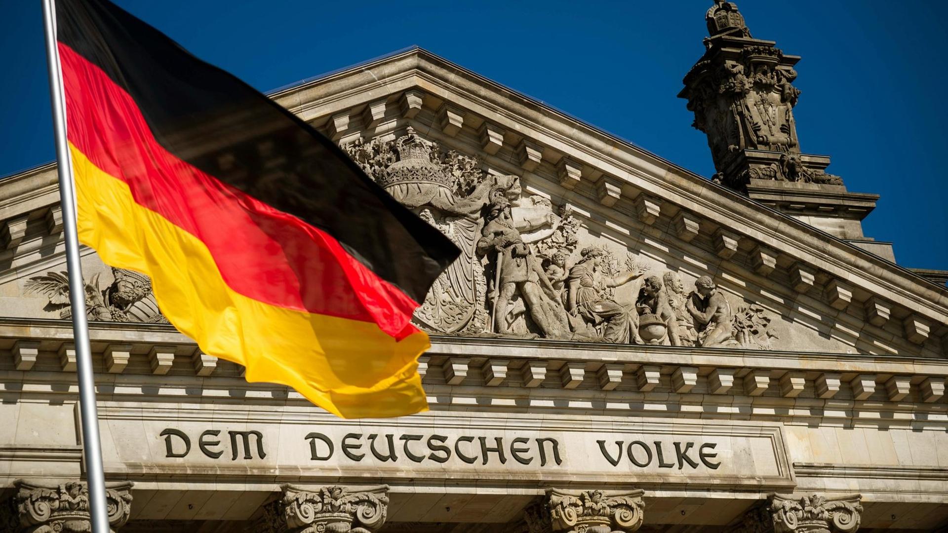 Die Deutsche Fahne weht unter einem blauem Himmel bei Sonnenschein vor dem Reichstag in Berlin. Die Deutsche Fahne weht unter einem blauem Himmel bei Sonnenschein vor dem Reichstag in Berlin.