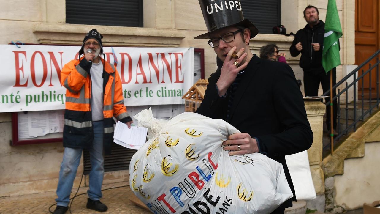 Protestler kritisieren die hohe staatliche Unterstützung von "Provence 4".