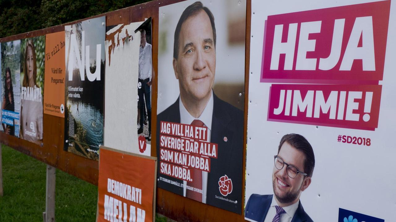 30.08.2018, Schweden, Flen: Wahlplakate von Jimmie Akesson (r), Parteivorsitzender der Schwedendemokraten und des sozialdemokratischen Premierministers Stefan Lofven (2.v.r.) sind in Flen, etwa 100 km westlich von Stockholm, zu sehen. 30.08.2018, Schweden, Flen: Wahlplakate von Jimmie Akesson (r), Parteivorsitzender der Schwedendemokraten und des sozialdemokratischen Premierministers Stefan Lofven (2.v.r.) sind in Flen, etwa 100 km westlich von Stockholm, zu sehen.