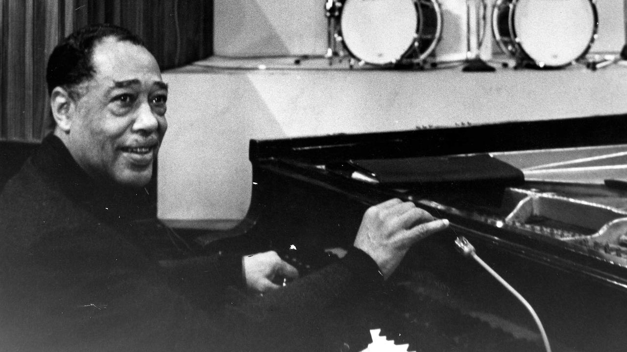 Der Pianist und Komponist Duke Ellington, aufgenommen 1966 während Proben in der Kathedrale in Coventry. Der Pianist und Komponist Duke Ellington, aufgenommen 1966 während Proben in der Kathedrale in Coventry.