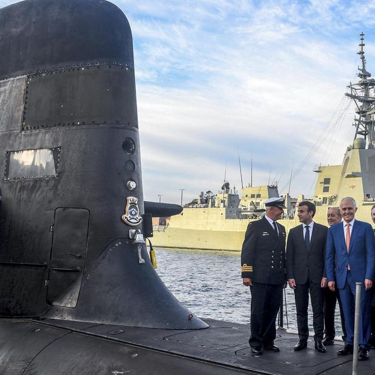 Frankreichs Präsident Macron und der damalige australische Premier Turnbull stehen auf einer HMAS Waller, einem U-Boot der australischen Navy. 