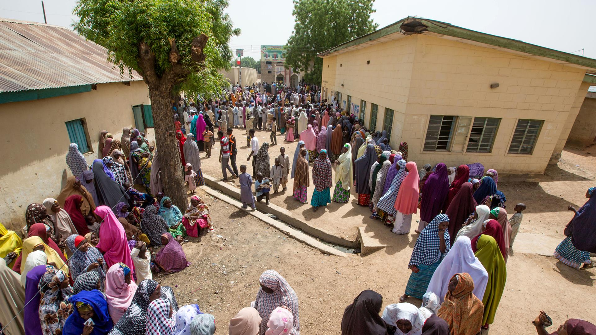 Viele Menschen stehen Schlange bei der Parlaments- und Präsidentschaftswahl in Nigeria Viele Menschen stehen Schlange bei der Parlaments- und Präsidentschaftswahl in Nigeria