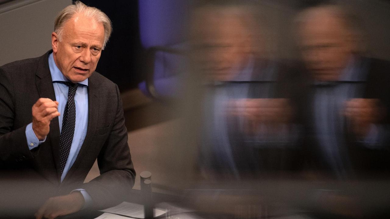 Jürgen Trittin (Grüne) spricht im Bundestag, das Bild rechts wird unscharf Jürgen Trittin (Grüne) spricht im Bundestag, das Bild rechts wird unscharf