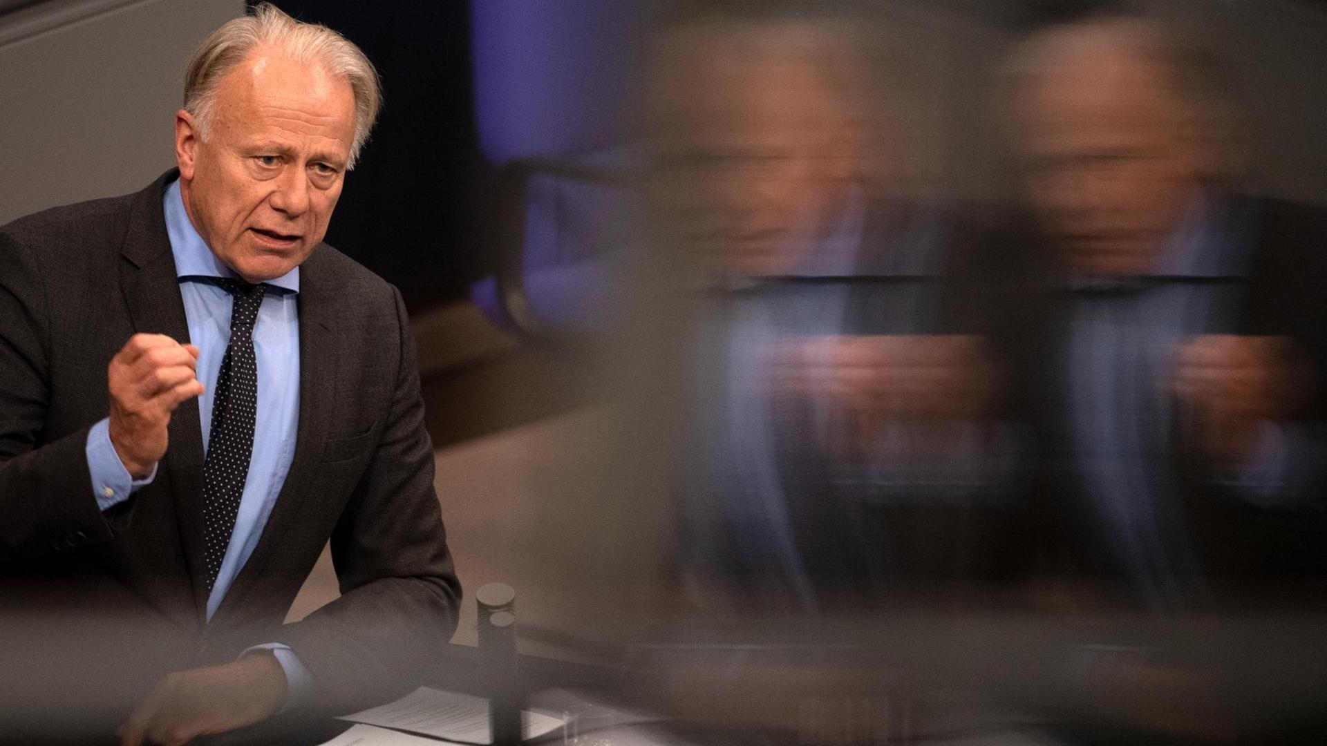 Jürgen Trittin (Grüne) spricht im Bundestag, das Bild rechts wird unscharf