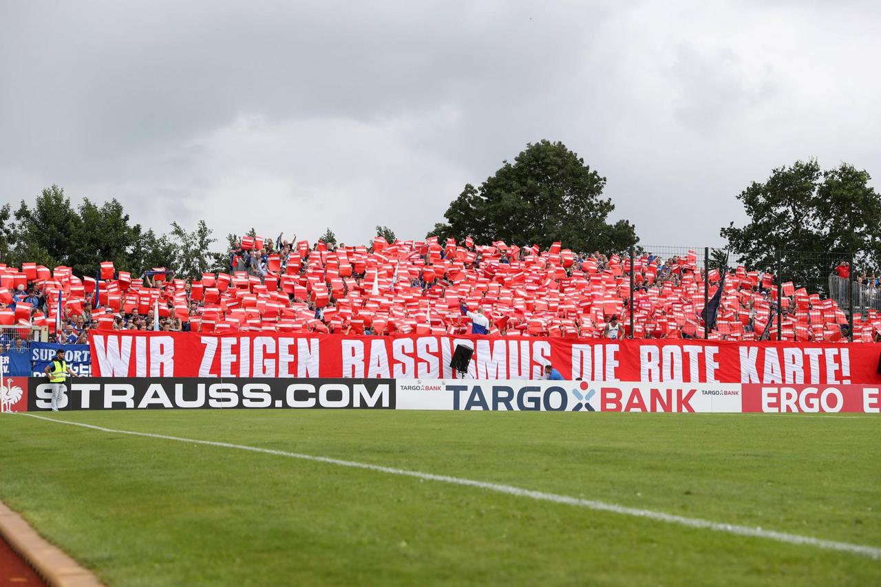 Schalker Fans zeigen "Rassismus die Rote Karte" in Bezugnahme auf die Äußerungen von Aufsichtsratschef Clemens Tönnies. Schalker Fans zeigen "Rassismus die Rote Karte" in Bezugnahme auf die Äußerungen von Aufsichtsratschef Clemens Tönnies.