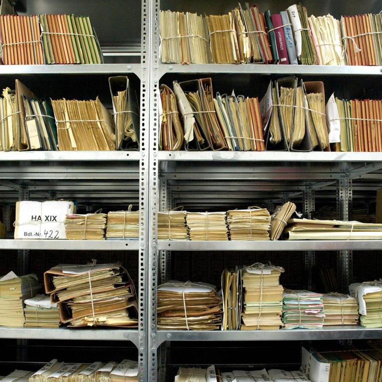 Archiv der Stasi-Unterlagenbehörde: Blick auf ein Regal voller Akten.