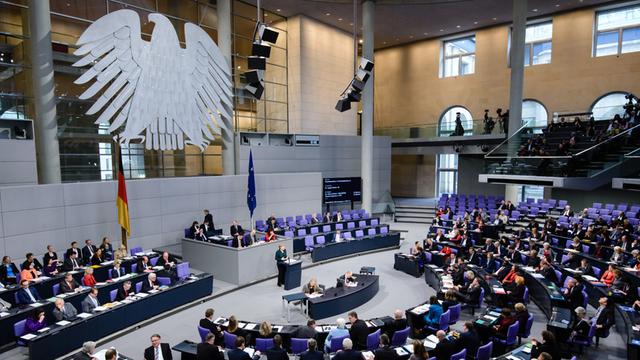 Bundeskanzlerin Merkel spricht vor dem Plenum des Bundestags in der Haushaltsdebatte für 2015.
