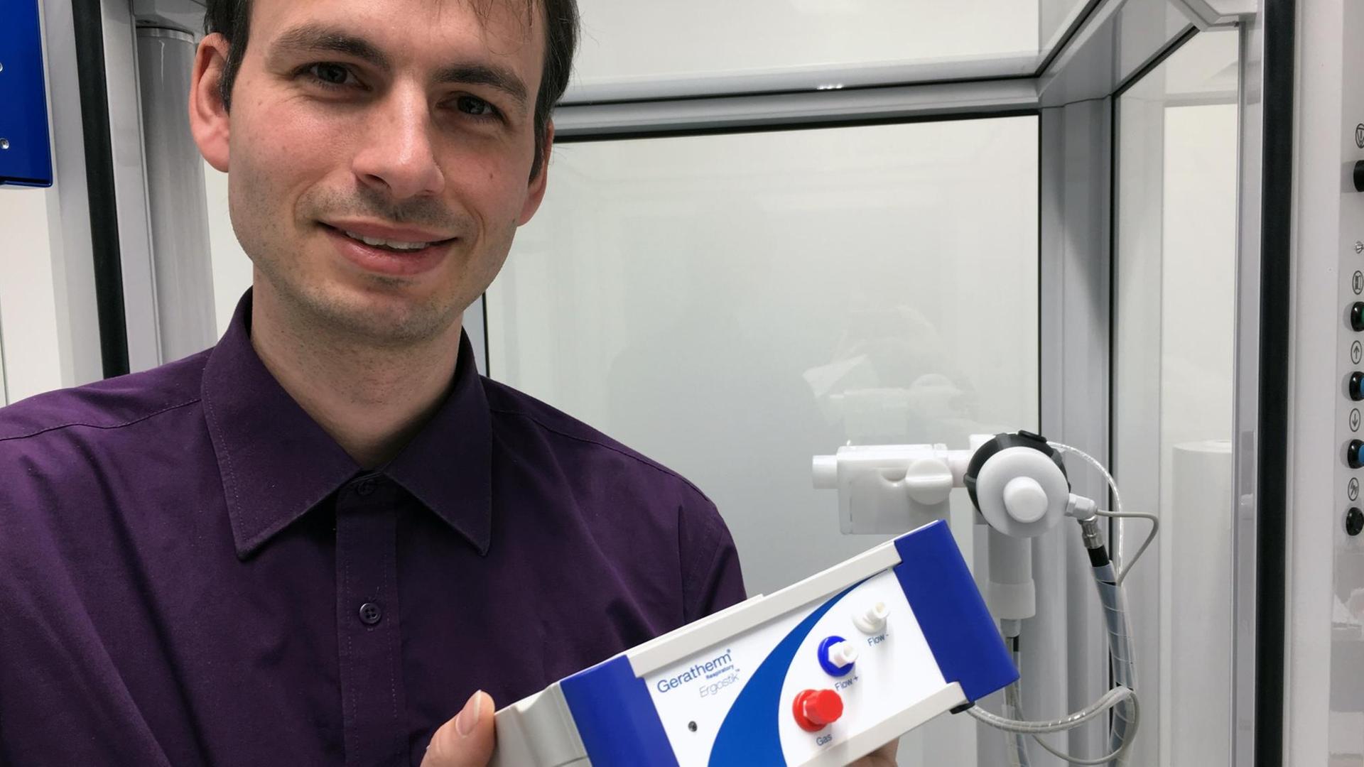 Eigentlich zur Diagnostik entwickelt - im Corona-Notfall kann man mit diesem Spiroergometrie-Gerät - Hardware-Entwickler Florian Dassel hält es in der Hand - auch beatmen. Eigentlich zur Diagnostik entwickelt - im Corona-Notfall kann man mit diesem Spiroergometrie-Gerät - Hardware-Entwickler Florian Dassel hält es in der Hand - auch beatmen.