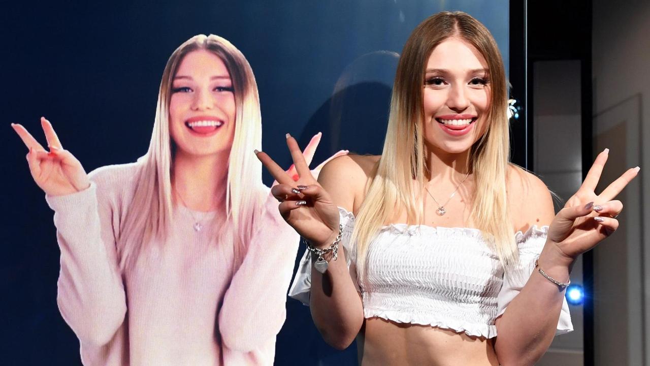 Porträt von "Influencerin" Bibi neben ihrem eigenen Pappaufsteller. Porträt von "Influencerin" Bibi neben ihrem eigenen Pappaufsteller.
