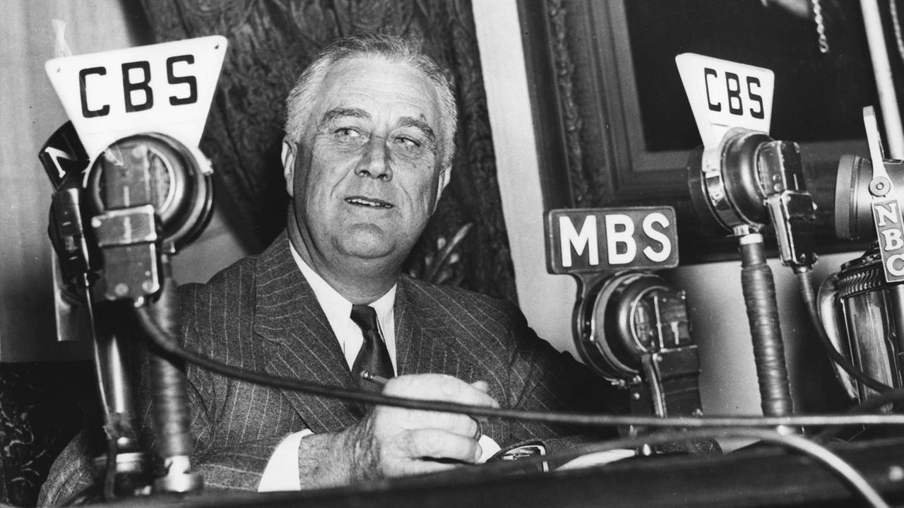 US-Präsident Franklin Delano Roosevelt (USA) während einer Radioansprache in Washington im Jahr 1938 US-Präsident Franklin Delano Roosevelt (USA) während einer Radioansprache in Washington im Jahr 1938