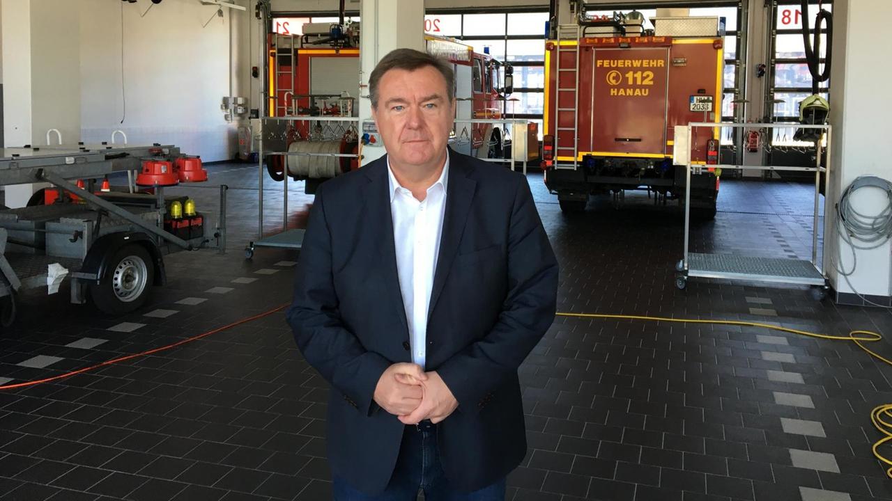 Der Bürgermeister von Hanau, Claus Kaminsky, in der Feuerwehrhalle Der Bürgermeister von Hanau, Claus Kaminsky, in der Feuerwehrhalle