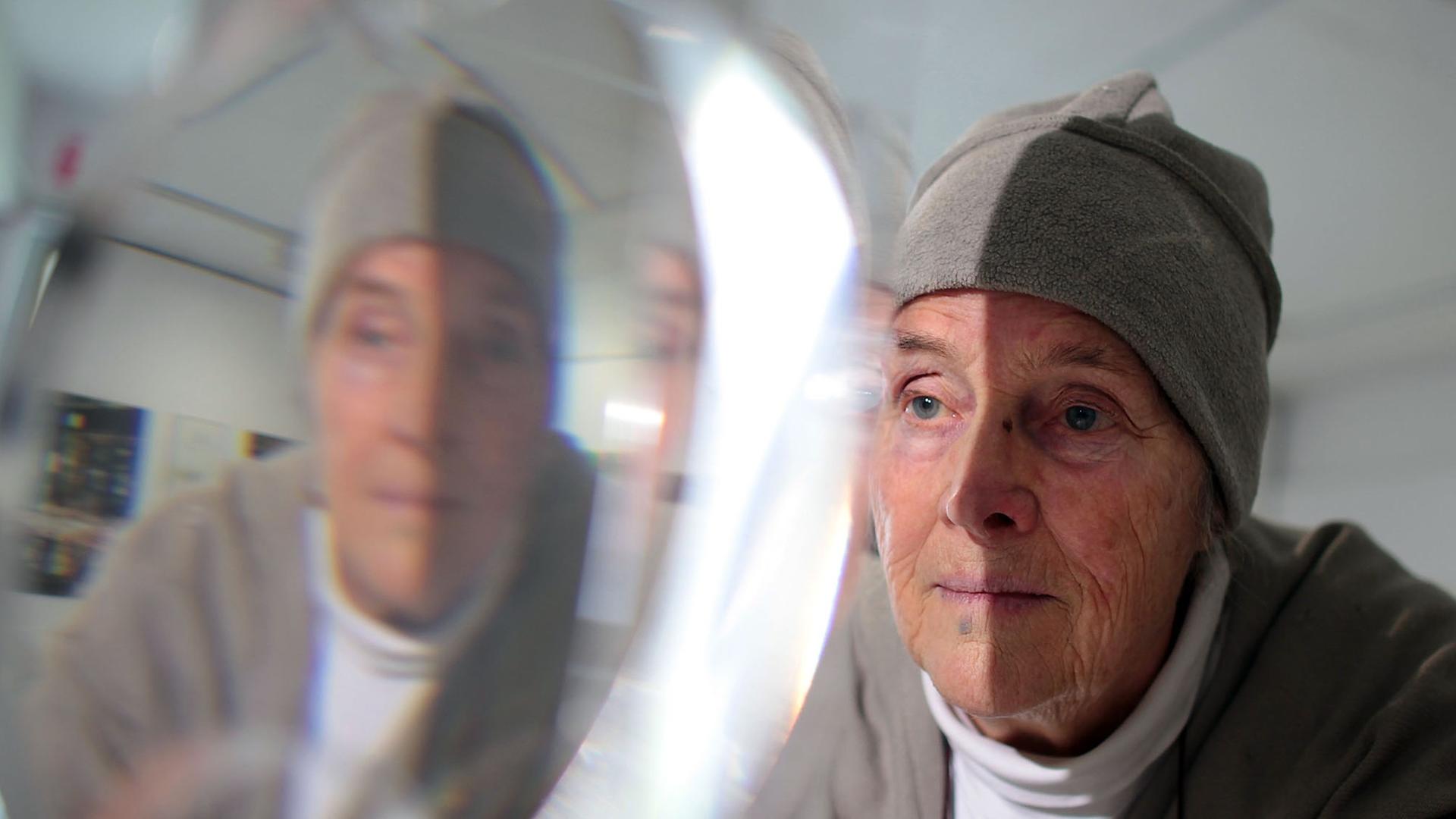 Die Künstlerin Mary Bauermeister betrachtet am Donnerstag (19.04.2012) in Bonn eines ihrer Kristall-Objekte. Die Künstlerin Mary Bauermeister betrachtet am Donnerstag (19.04.2012) in Bonn eines ihrer Kristall-Objekte.