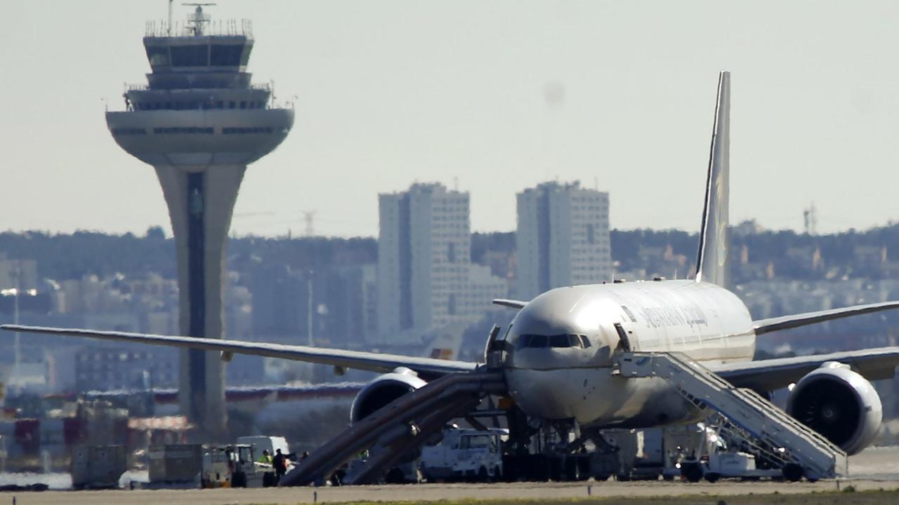 Ein Airbus steht auf dem Flughafen von Madrid