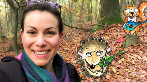 Das Foto ist eine Montage: Es zeigt die Geigerin Marie-Luise Dingler im Wald. Daneben gezeichnet ein Eichhörnchen und eine Igel mit Musikinstrumenten.