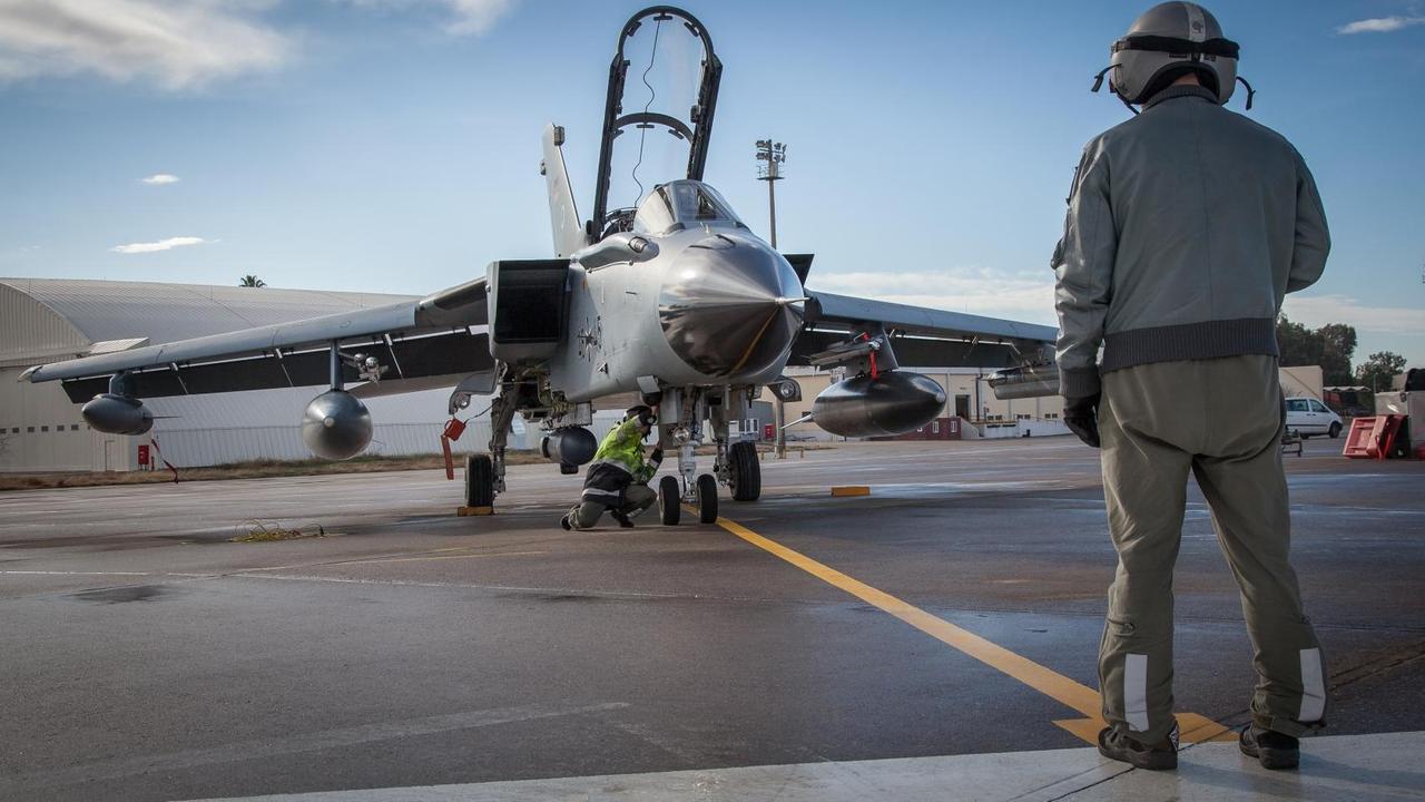 Ein Pilot und ein Techniker arbeiten im Rahmen des Einsatzes Counter DAESH am 08.01.2016 in Incirlik (Türkei) an einem Recce-Tornado der Luftwaffe der Bundeswehr. Ein Pilot und ein Techniker arbeiten im Rahmen des Einsatzes Counter DAESH am 08.01.2016 in Incirlik (Türkei) an einem Recce-Tornado der Luftwaffe der Bundeswehr.