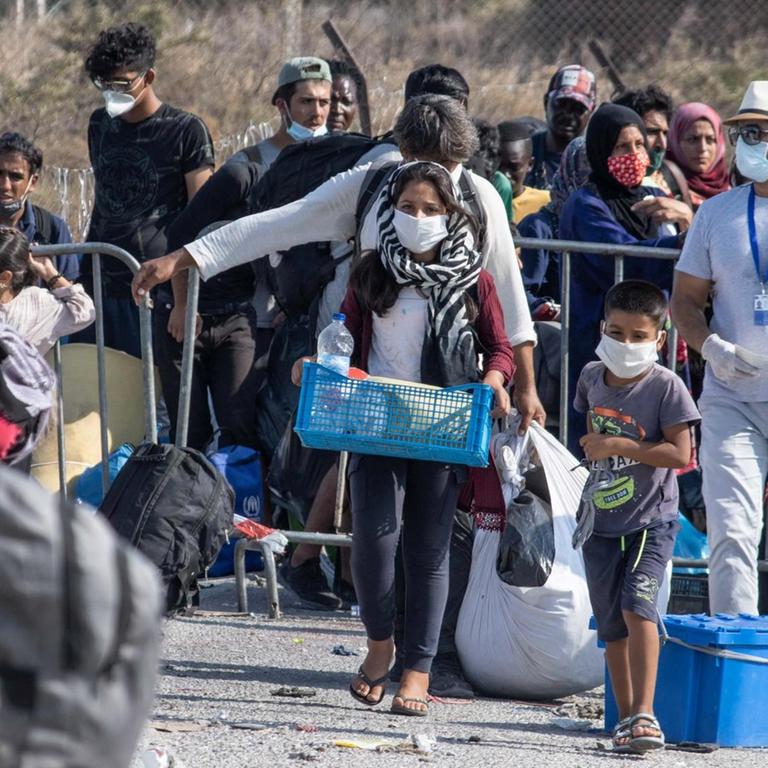 Tausende Flüchtlinge warten darauf, in ein neues Flüchtlings-Camp auf Lesbos, Griechenland, zu ziehen