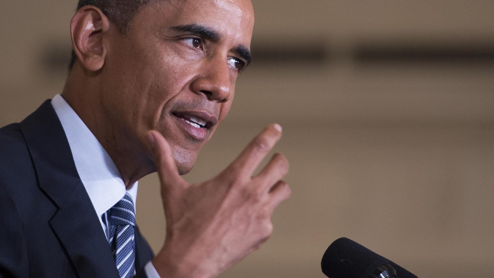 US-Präsident Obama gestikuliert und spricht dabei in ein Mikrofon am 03.08.2015