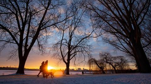 Spazierengänger in der winterlichen Morgensonne.
