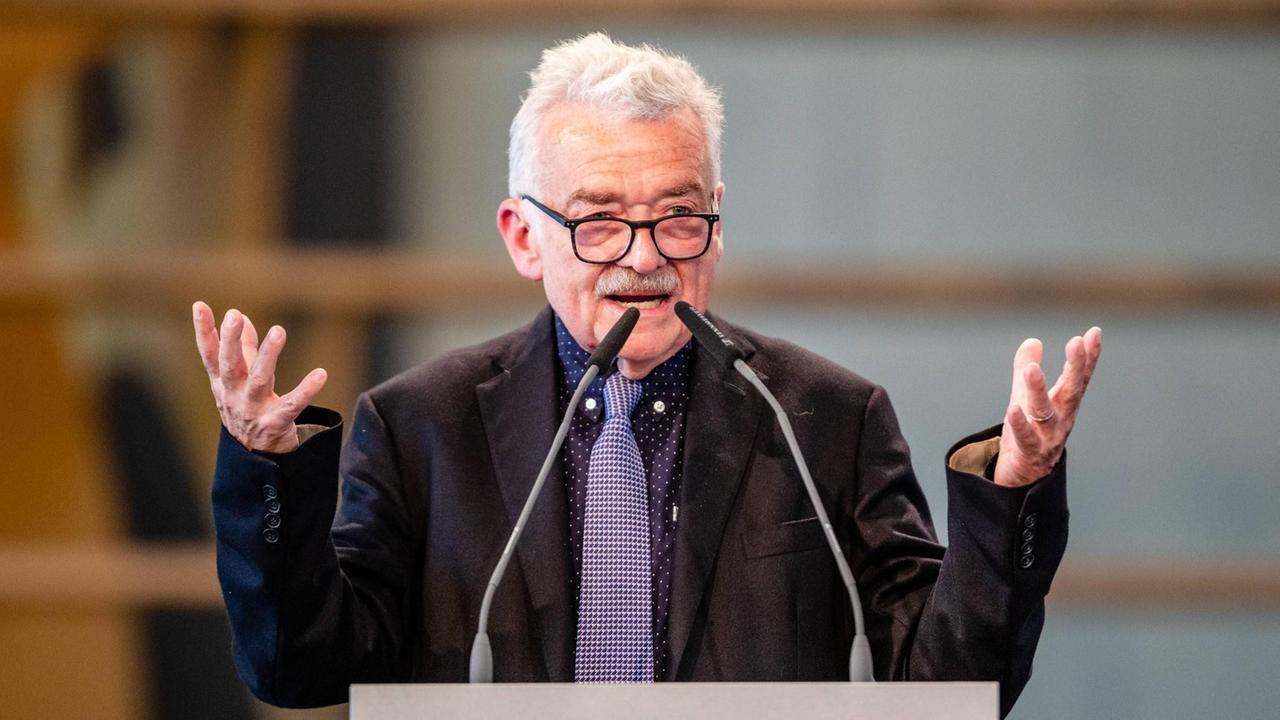 Der Literaturwissenschaftler Hans Ulrich Gumbrecht steht an einem Rednerpult. Der Literaturwissenschaftler Hans Ulrich Gumbrecht steht an einem Rednerpult.