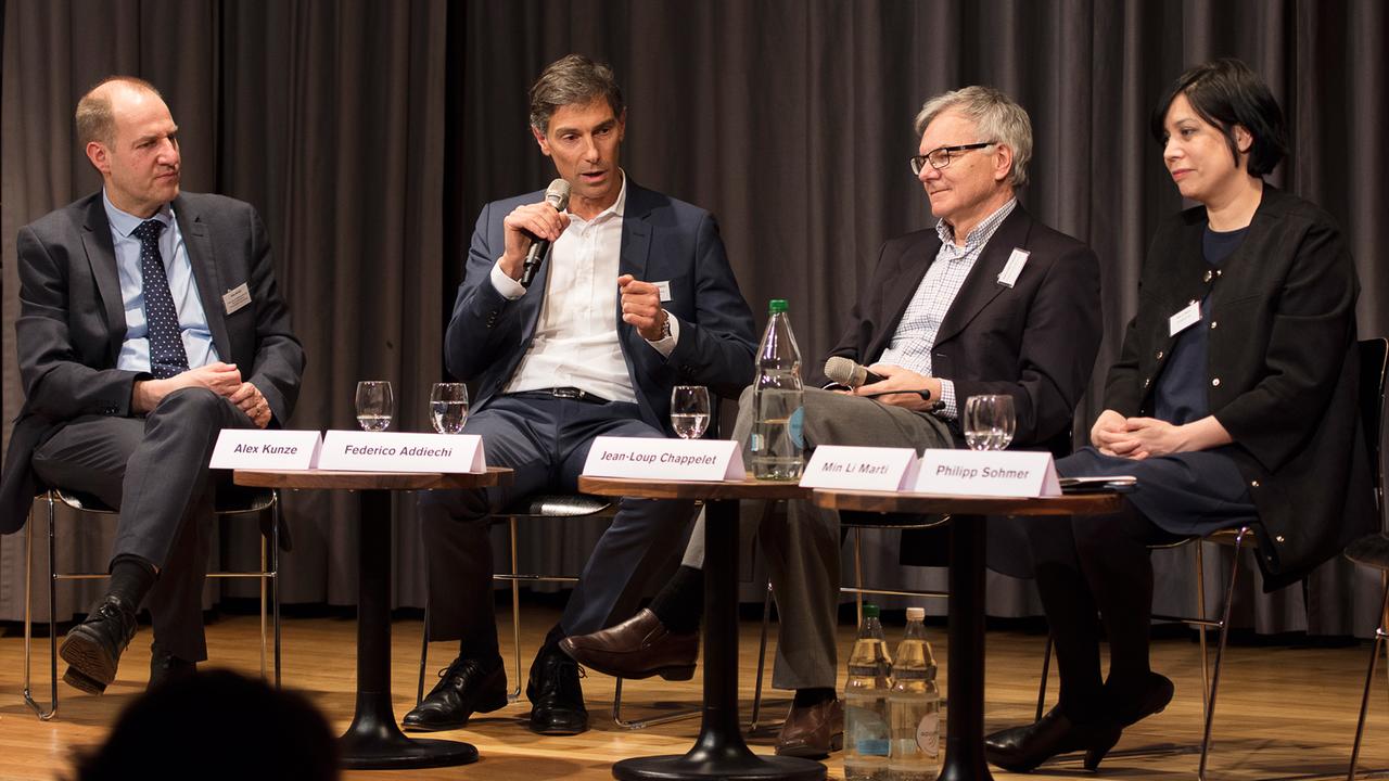 Podiumsdiskussion FIFA im Wandel (v.l.n.r.): Alex Kunze vom Nationalen Kontaktpunkt Schweiz, Federico Addiechi (FIFA), Prof. Jean-Loup Chappelet (Uni Lausanne) und die Politikerin Min Li Marti. Podiumsdiskussion FIFA im Wandel (v.l.n.r.): Alex Kunze vom Nationalen Kontaktpunkt Schweiz, Federico Addiechi (FIFA), Prof. Jean-Loup Chappelet (Uni Lausanne) und die Politikerin Min Li Marti.