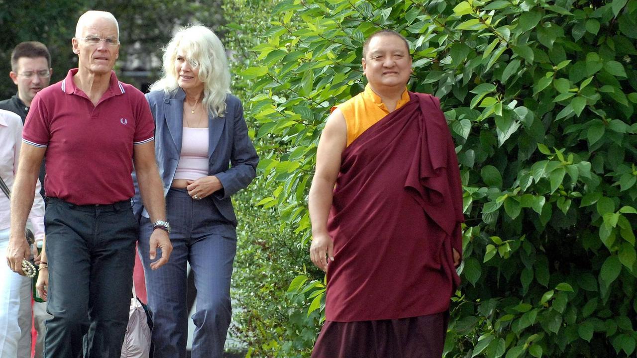 Hannah und Ole Nydahl mit dem 14. Shamar Rinpoche beim Buddhistentreffen in Immenhausen 2006. Hannah und Ole Nydahl mit dem 14. Shamar Rinpoche beim Buddhistentreffen in Immenhausen 2006.