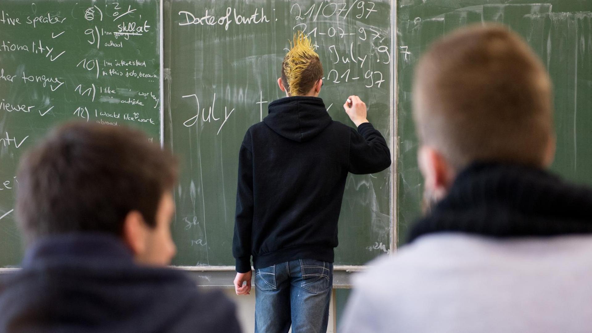 Schüler lernen im Englisch-Unterricht an einer Realschule in Niedersachsen. Schüler lernen im Englisch-Unterricht an einer Realschule in Niedersachsen.