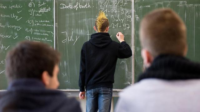 Schüler lernen im Englisch-Unterricht an einer Realschule in Niedersachsen.