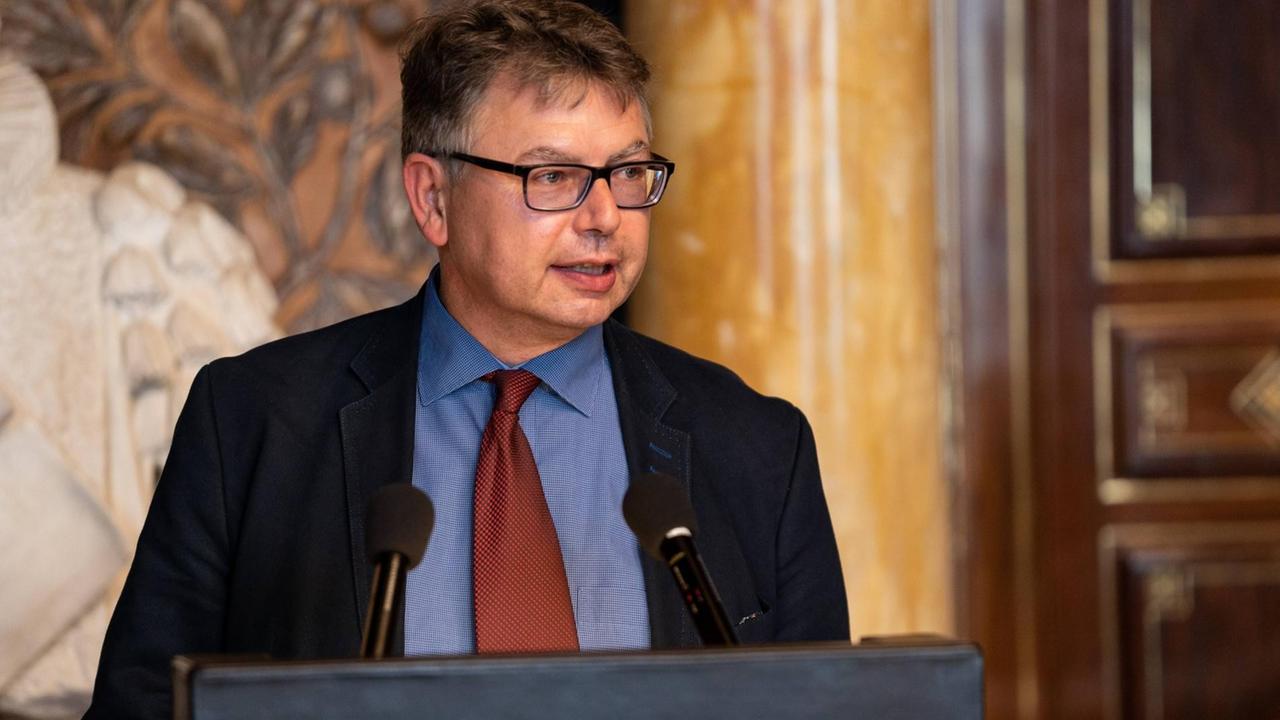 Der Historiker Jürgen Zimmerer hält eine Ansprache bei einem Empfang des Hamburger Senats zur Eröffnung der Ausstellung "Unser Afrika" im Juni 2018 Der Historiker Jürgen Zimmerer hält eine Ansprache bei einem Empfang des Hamburger Senats zur Eröffnung der Ausstellung "Unser Afrika" im Juni 2018