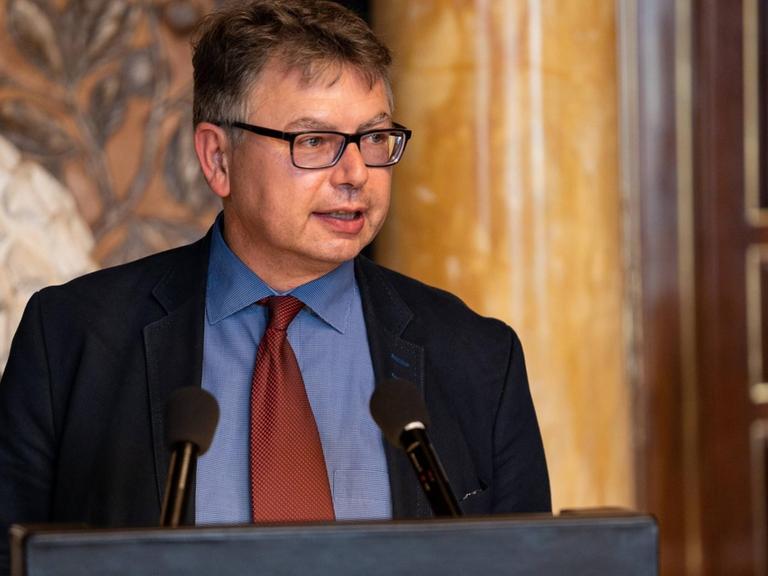 Der Historiker Jürgen Zimmerer hält eine Ansprache bei einem Empfang des Hamburger Senats zur Eröffnung der Ausstellung "Unser Afrika" im Juni 2018