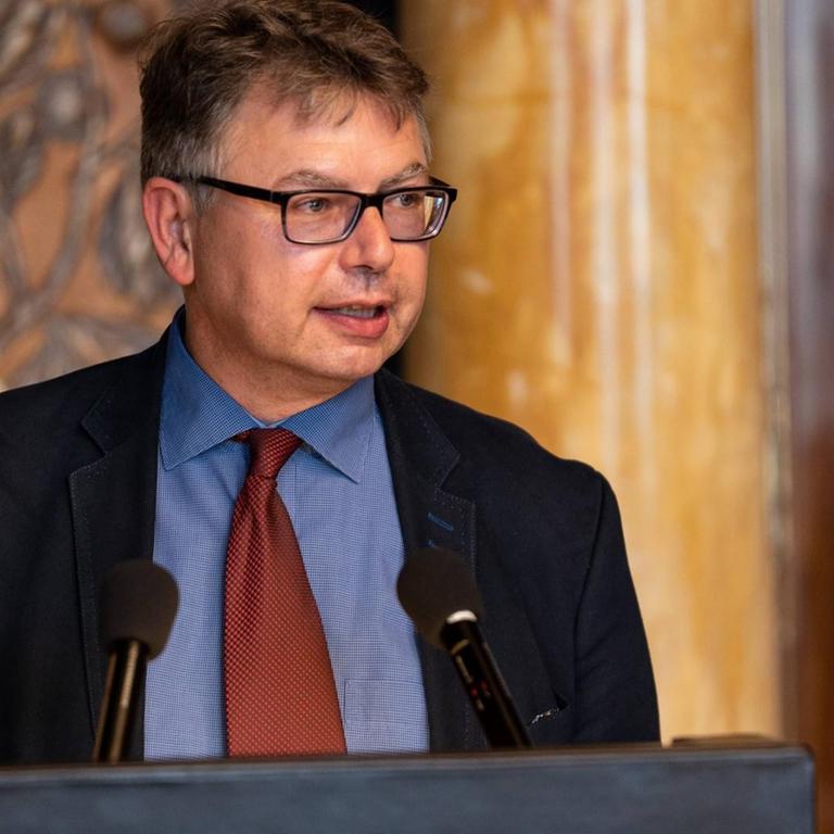 Der Historiker Jürgen Zimmerer hält eine Ansprache bei einem Empfang des Hamburger Senats zur Eröffnung der Ausstellung "Unser Afrika" im Juni 2018.