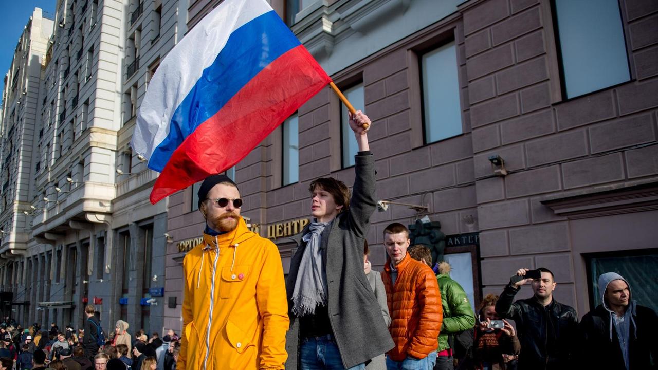 Demonstranten am 26. März in Moskau, Russland. Oppositionspolitiker und Kremlkritiker Alexej Nawalny hatte zu Straßenprotesten gegen Korruption in Russland aufgerufen. Demonstranten am 26. März in Moskau, Russland. Oppositionspolitiker und Kremlkritiker Alexej Nawalny hatte zu Straßenprotesten gegen Korruption in Russland aufgerufen.