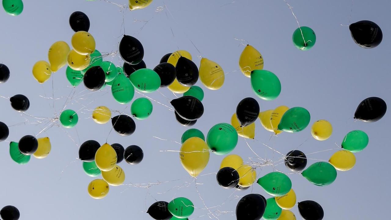 Luftballons in den Jamaika-Farben fliegen am 18.10.2017 in Berlin bei der Parlamentarischen Gesellschaft. Union, FDP und Grüne beginnen hier die Sondierungen für eine Jamaika-Koalition. Die Organisation "Mehr Demokratie" demonstrierte mit der Aktion für bundesweite Volksentscheide im Koalitionsvertrag. Luftballons in den Jamaika-Farben fliegen am 18.10.2017 in Berlin bei der Parlamentarischen Gesellschaft. Union, FDP und Grüne beginnen hier die Sondierungen für eine Jamaika-Koalition. Die Organisation "Mehr Demokratie" demonstrierte mit der Aktion für bundesweite Volksentscheide im Koalitionsvertrag.