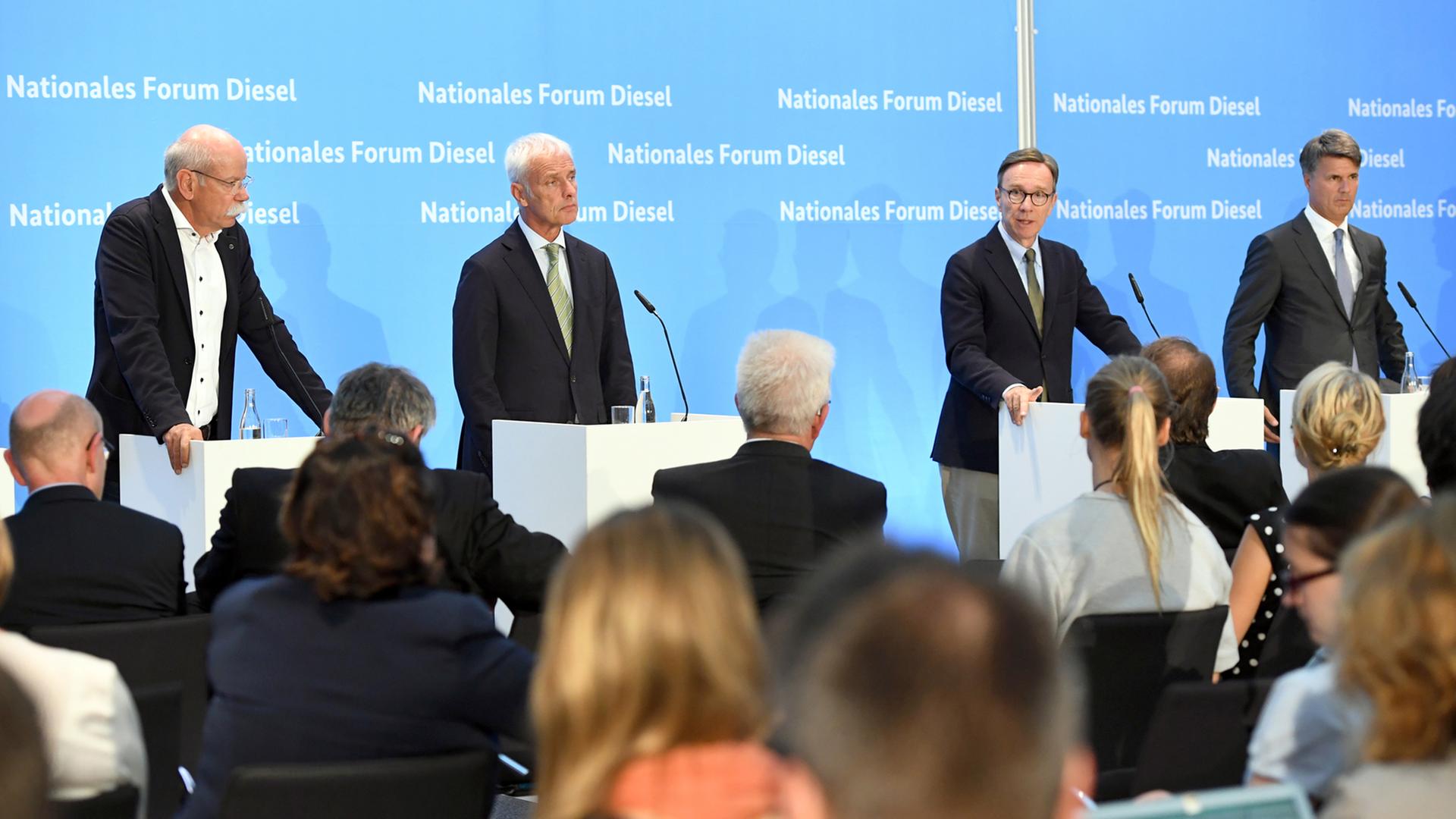 Dieter Zetsche, Daimler AG (l-r), Matthias Müller, Volkswagen AG, Matthias Wissmann, Präsident des Verbands der Automobilindustrie und Harald Krüger, BMW, am 2.8.2017 nach dem Dieselgipfel in Berlin Dieter Zetsche, Daimler AG (l-r), Matthias Müller, Volkswagen AG, Matthias Wissmann, Präsident des Verbands der Automobilindustrie und Harald Krüger, BMW, am 2.8.2017 nach dem Dieselgipfel in Berlin