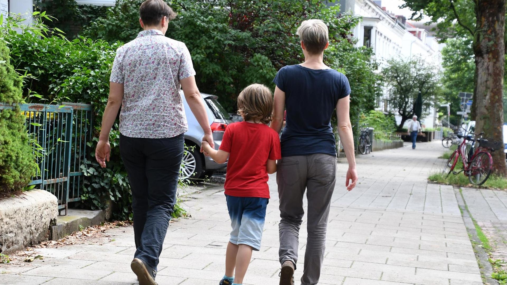 Ein miteinander verheiratetes lesbisches Paar geht am 24.06.2016 in Bremen mit seinem Sohn spazieren
