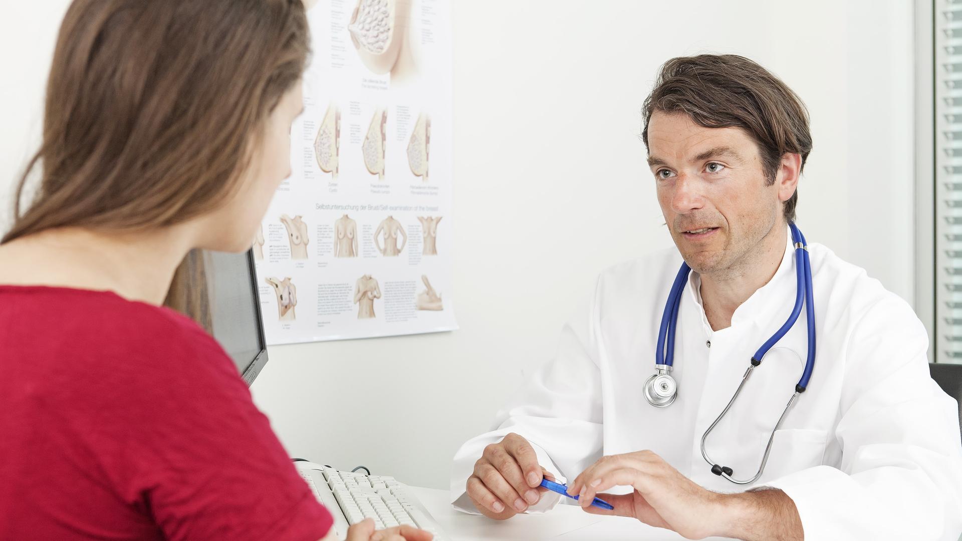 Ein Arzt spricht mit seiner Patientin. Ein Arzt spricht mit seiner Patientin.