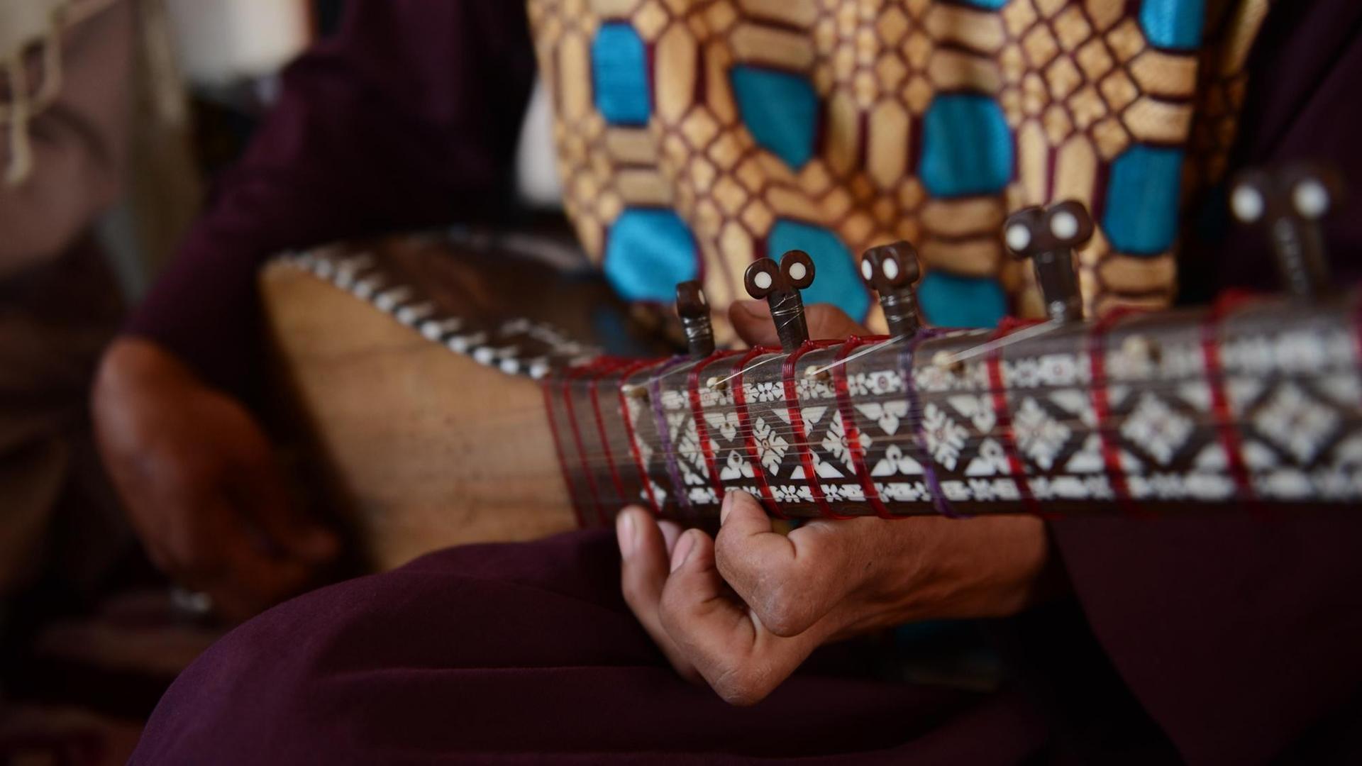 Ein traditionelles afghanisches Musikinstrument: die Dambora, ein Saiteninstrument (Photo by Arif Karimi/Xinhua)