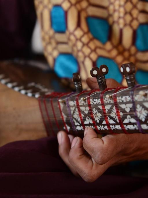Ein traditionelles afghanisches Musikinstrument: die Dambora, ein Saiteninstrument (Photo by Arif Karimi/Xinhua)
