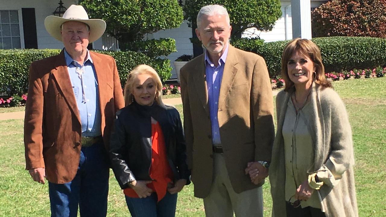 Die Darsteller der Figuren Ray, Lucy, Bobby und Sue Ellen vor der Southfork-Ranch Die Darsteller der Figuren Ray, Lucy, Bobby und Sue Ellen vor der Southfork-Ranch