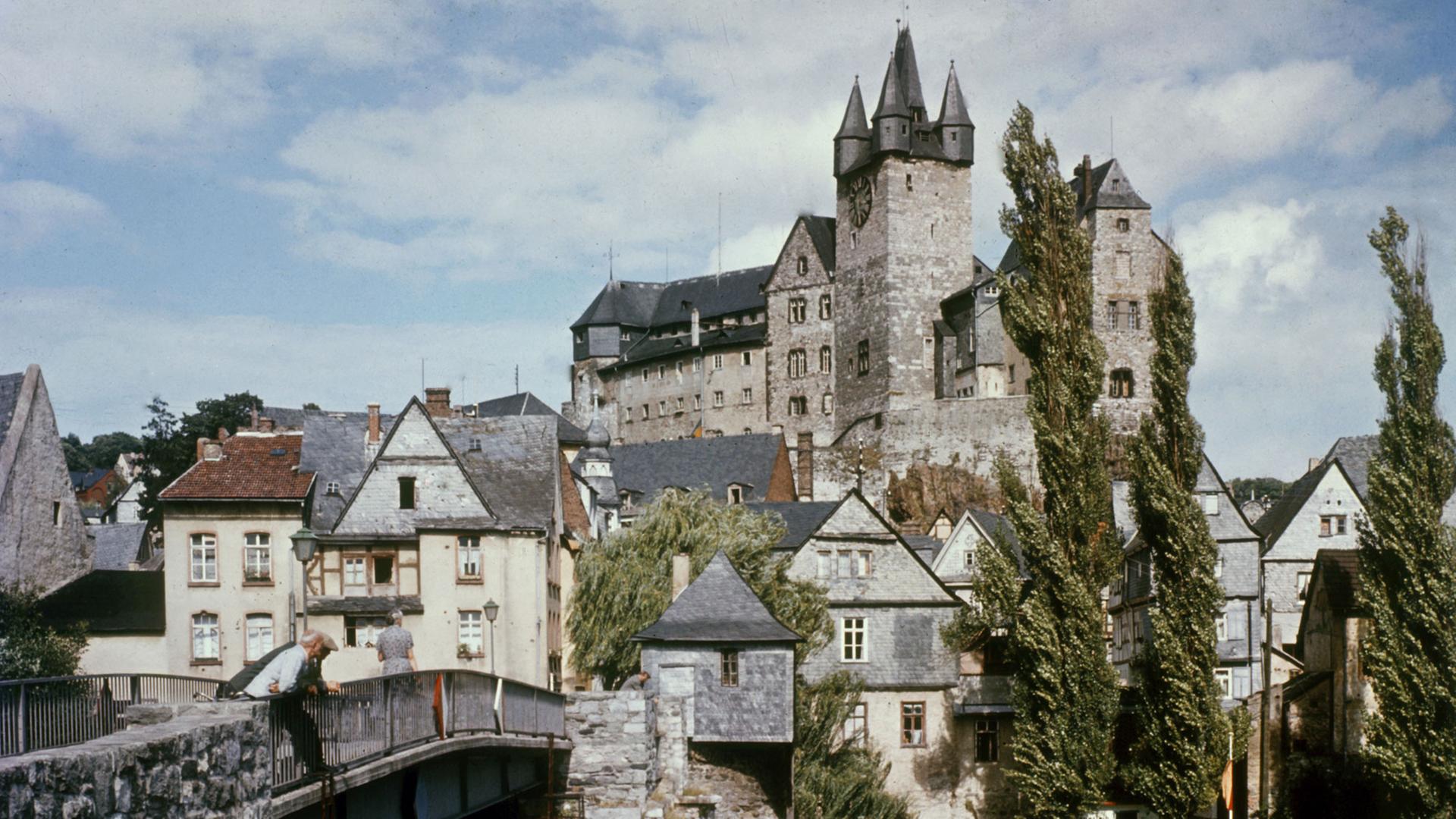 Blick auf das Schloss und einen Teil der rheinland-pfälzischen Stadt Diez.