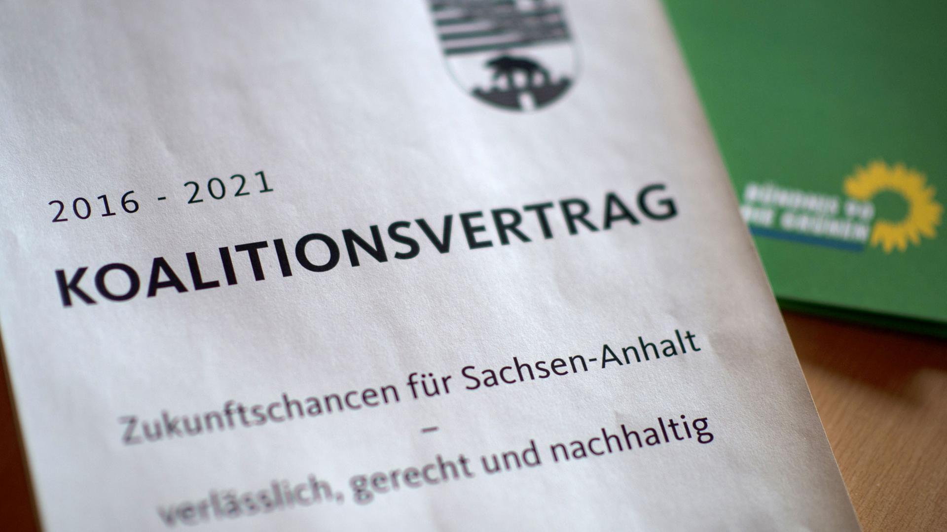 CDU, SPD und Grüne stimmen für den Koalitionsvertrag in Sachsen-Anhalt CDU, SPD und Grüne stimmen für den Koalitionsvertrag in Sachsen-Anhalt