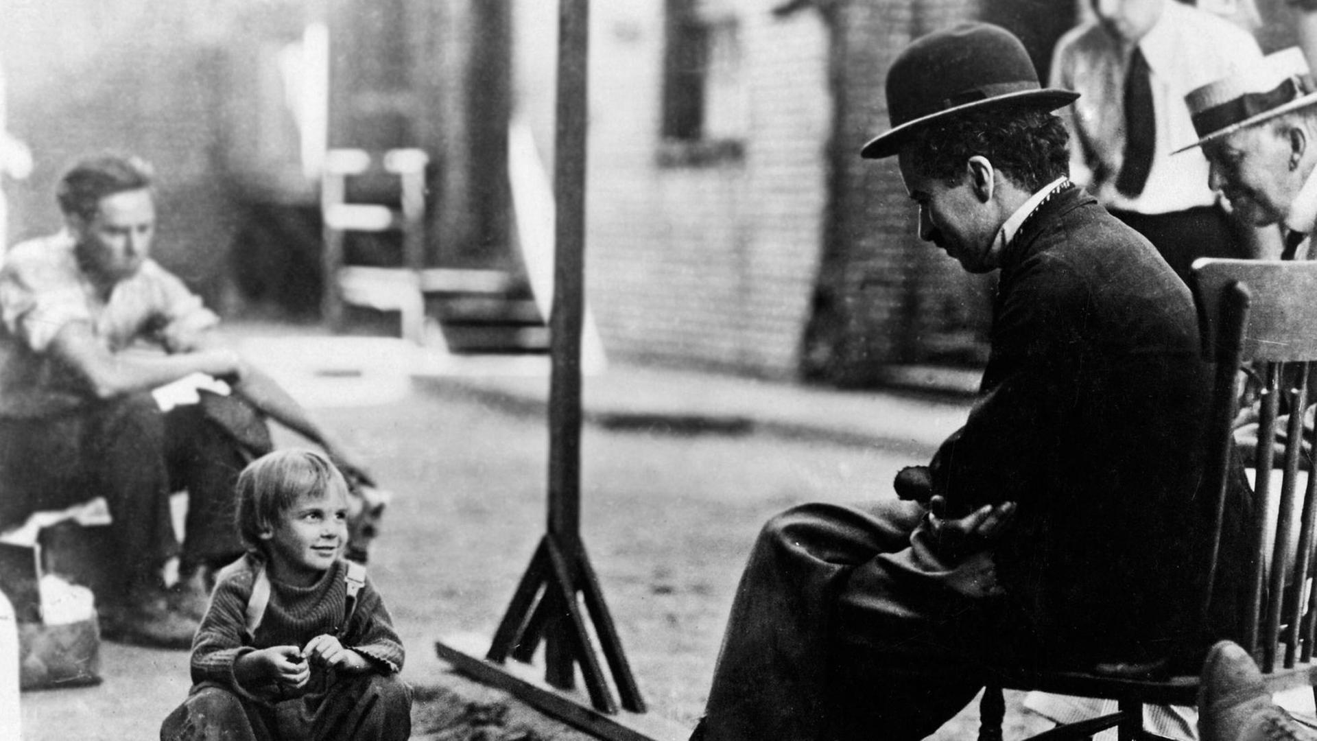Ein Foto der Dreharbeiten von "The Kid" mit Charlie Chaplin und "The Kid"-Darsteller Jackie Coogan
