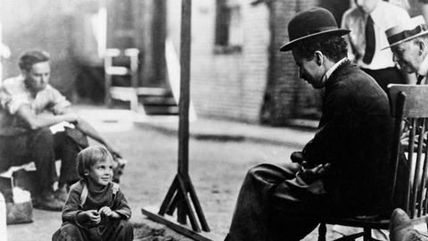 Ein Foto der Dreharbeiten von "The Kid" mit Charlie Chaplin und "The Kid"-Darsteller Jackie Coogan