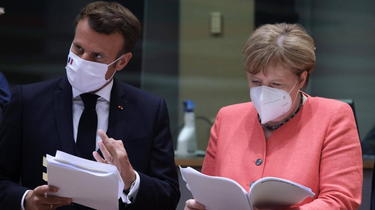 Frankreichs Präsident Emmanuel Macron und Bundeskanzlerin Angela Merkel am 20. Juli 2020 auf dem EU-Sondergipfel in Brüssel Frankreichs Präsident Emmanuel Macron und Bundeskanzlerin Angela Merkel am 20. Juli 2020 auf dem EU-Sondergipfel in Brüssel