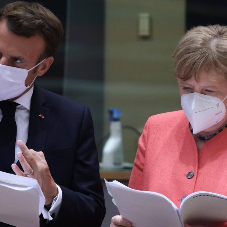 Frankreichs Präsident Emmanuel Macron und Bundeskanzlerin Angela Merkel am 20. Juli 2020 auf dem EU-Sondergipfel in Brüssel Frankreichs Präsident Emmanuel Macron und Bundeskanzlerin Angela Merkel am 20. Juli 2020 auf dem EU-Sondergipfel in Brüssel